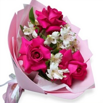 Букет с малиновыми французскими розами и альстромерией.
