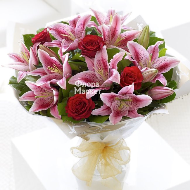 Букет лилий и роз «Розовита» в Петрозаводске от магазина цветов «Флора Маркет»